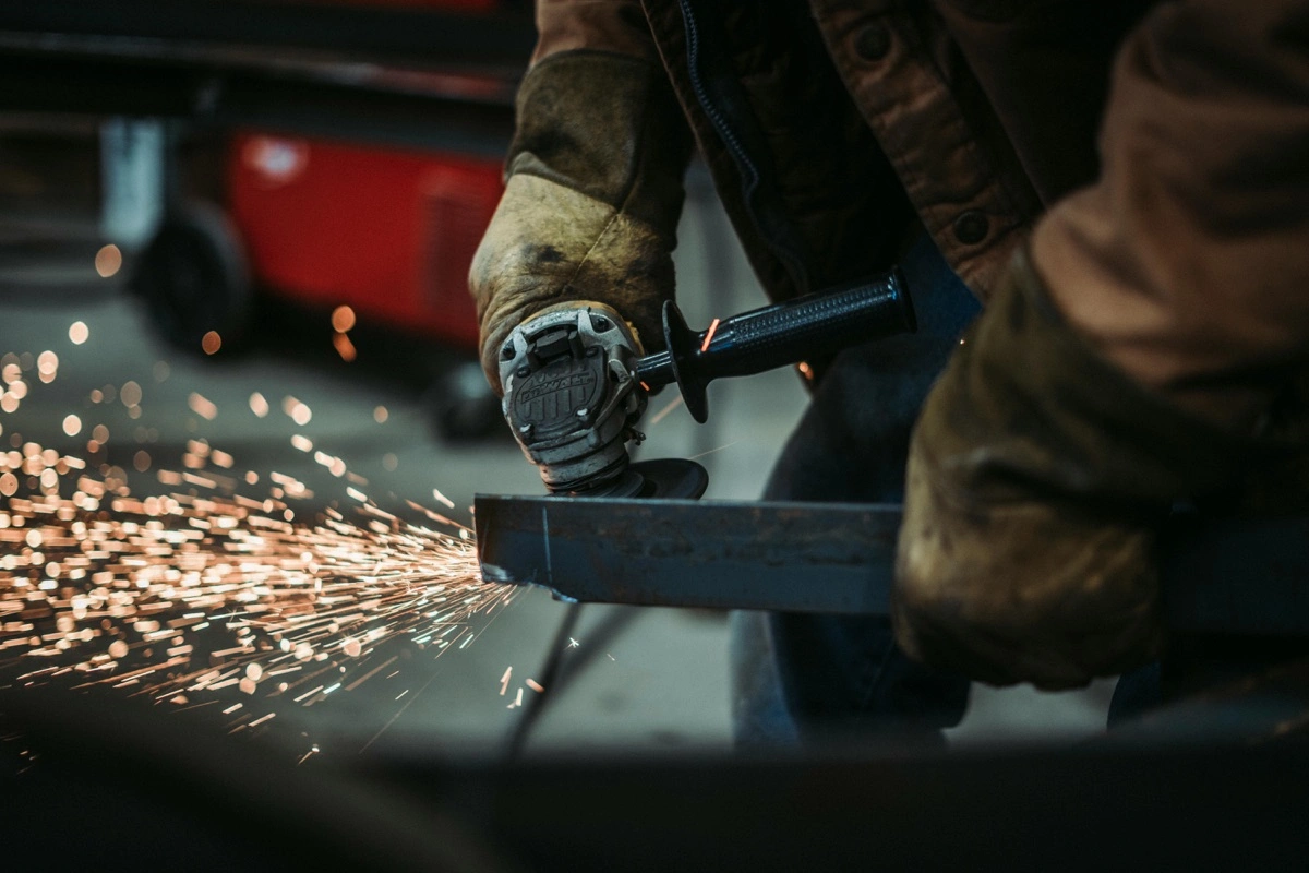 Cięcie mechaniczne | ELMET zakład metalowy Wrocław Cięcie mechaniczne – usługi obróbki metalu ELMET Wrocław