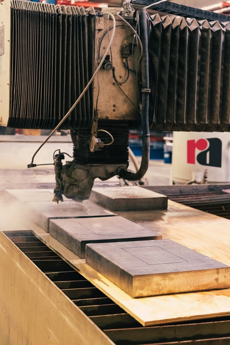 Cięcie strumieniem wody | ELMET zakład metalowy Wrocław Cięcie strumieniem wody – usługi obróbki metalu ELMET Wrocław